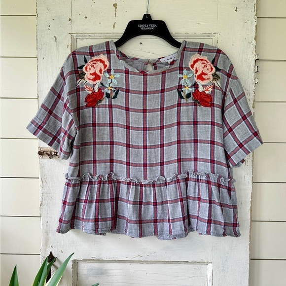 THML, CROP TOP. ROUND NECK, SHORT SLEEVE, EMBROIDERED FLORAL DESIGN. SIZE S - Picture 2 of 7